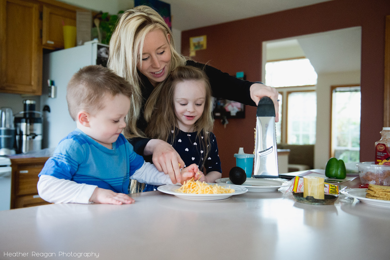 Cooking with mom - Portland storytelling photographer